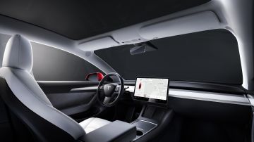 Foto del interior de un Tesla Model 3 mostrando la pantalla y el volante
