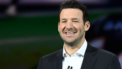 Tony Romo criticado por atrevido comentario involucrando a la esposa de Tom Brady