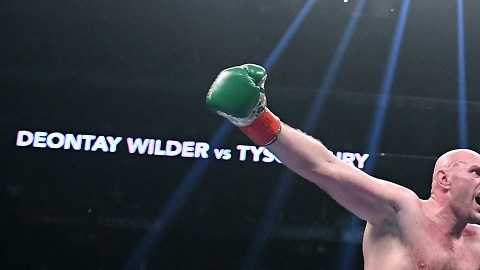 El gigante de Manchester empató y le ganó Wilder en las dos primeras peleas.