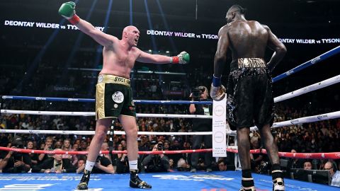 El gigante de Manchester empató y le ganó Wilder en las dos primeras peleas.