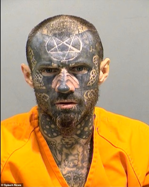 Un hombre con la cara y el cuerpo totalmente tatuados intentó violar a una mujer en la cama mientras su novio dormía junto a ella, dice la policía.