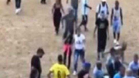 VIDEO: Bandas de narcos se enfrentan a balazos en pleno partido y matan a director técnico y juez de línea