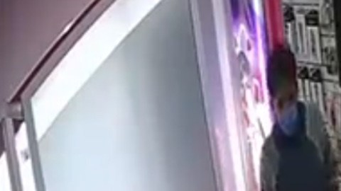 VIDEO: Ladrón apuñala a jovencita que atendía tienda; "Cállate no hagas desma...", le dijo