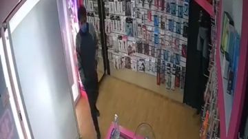 VIDEO: Ladrón apuñala a jovencita que atendía tienda; "Cállate no hagas desma...", le dijo