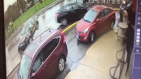 VIDEO: Niña y sus padres sobreviven a ataque a balazos y choque en Chicago.
