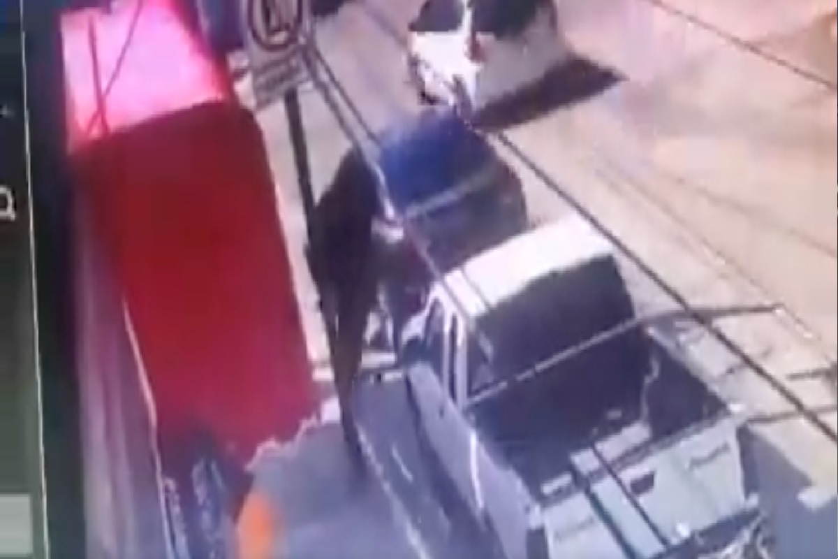 VIDEO: Sicario attacks men inside a bar in an area that CJNG disputes with huachicoleros