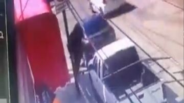 VIDEO: Sicario ataca a hombres dentro de bar en territorio que CJNG disputa a huachicoleros