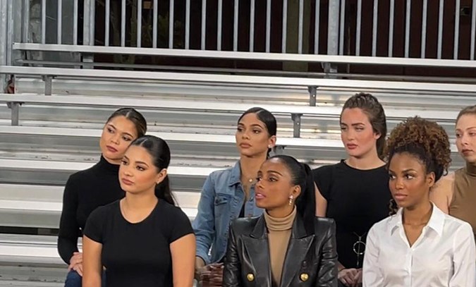 las concursantes de Nuestra Belleza Latina escuchando a María Antonieta Collins