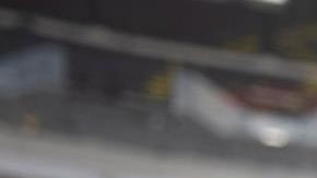 Juan Reynoso conversa con Santiago Solari en el 'Clásico Joven'. (Foto: EFE)