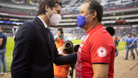 Juan Reynoso conversa con Santiago Solari en el 'Clásico Joven'. (Foto: EFE)