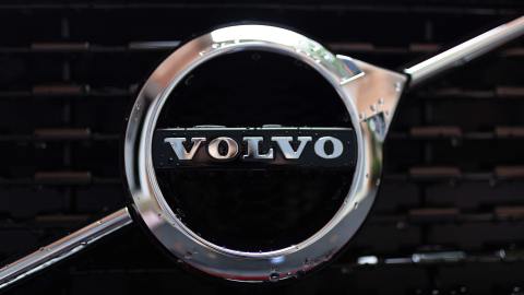 Foto del logo de Volvo Cars sobre la parrilla de un auto