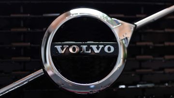 Foto del logo de Volvo Cars sobre la parrilla de un auto