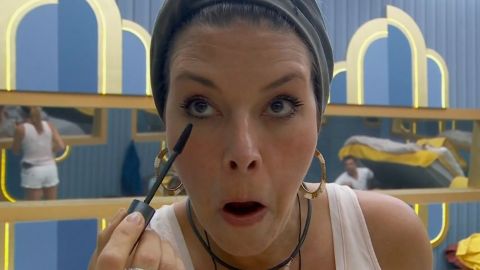 Alicia Machado se pinta en 'La Casa de los Famosos'