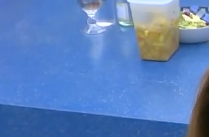 Alicia Machado viendo una de las cámaras de 'La Casa de los Famosos'.