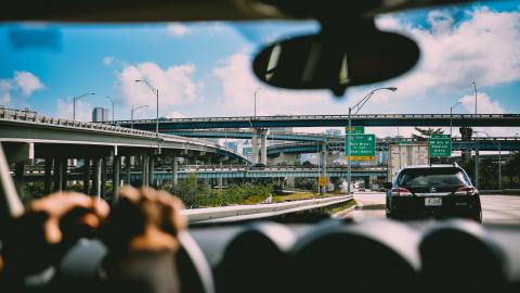 Foto de una autopista desde el interior de un auto