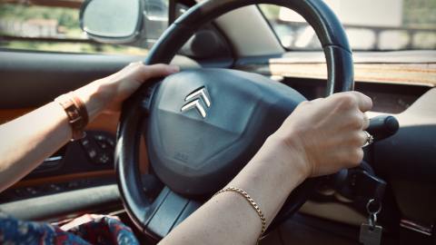 Foto de una persona con las manos sobre el volante