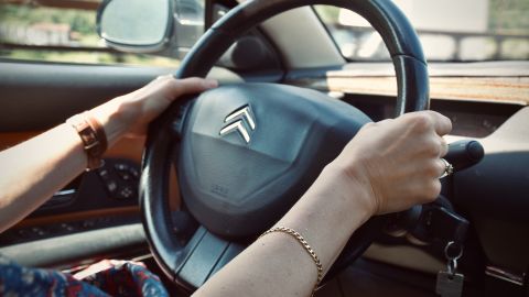 Foto de una persona con las manos sobre el volante