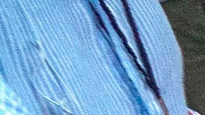 Daniella Levine Cava, alcaldesa del condado de Miami-Dade, ayuda a freír una croqueta de seis pies en el restaurante Sergio's en Miami, Florida.