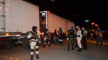 Los 652 migrantes hallados en México eran transportados en camiones refrigerados.