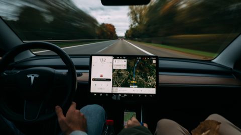 Foto desde el interior de la cabina de un auto eléctrico de Tesla
