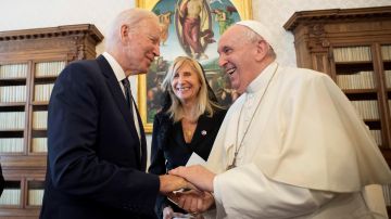 Joe Biden y el papa Francisco.