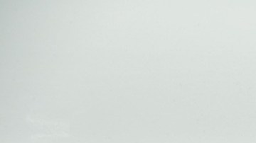 Foto de la rueda de un auto que está siendo remolcado