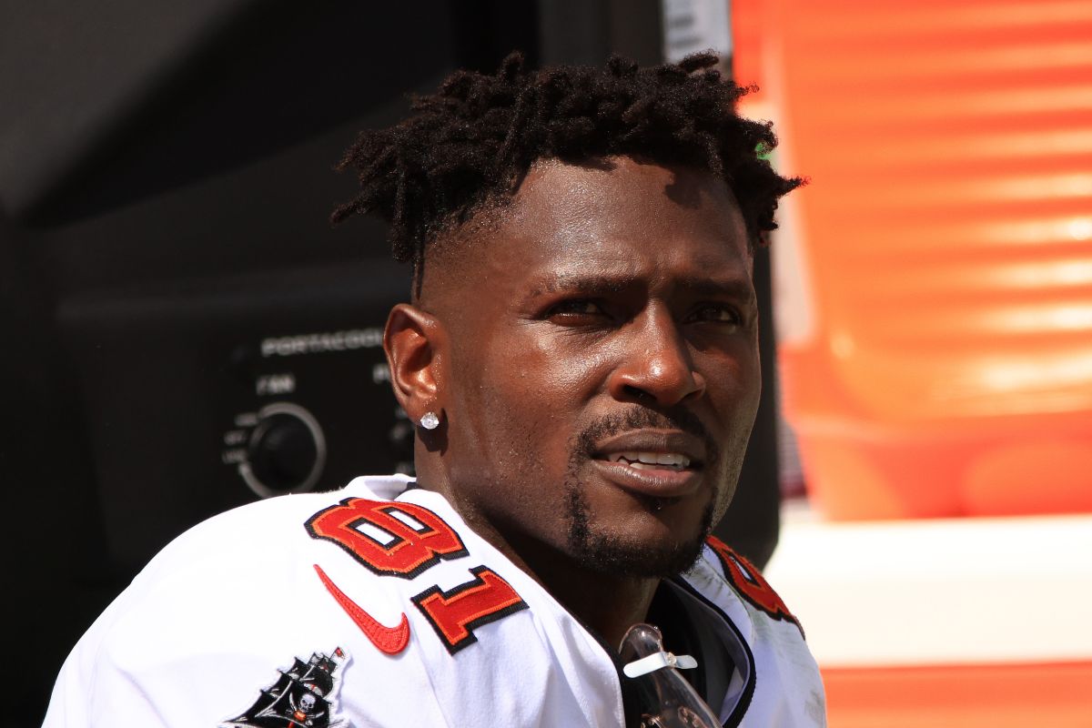 Antonio Brown finalmente pudo desprenderse de su mansión en Piitsburgh. 