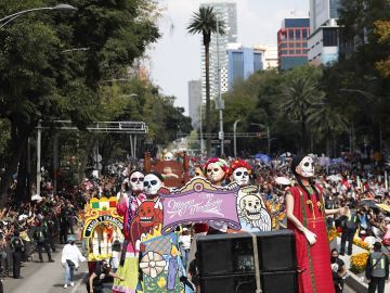 El Desfile Internacional de Día de Muertos vuelve a la Ciudad de México tras la pandemia por COVID-19.