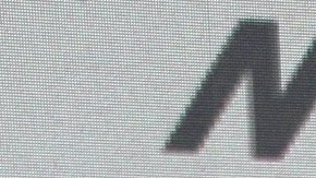 Usando un sostén de plumas, Celia Lora luce sus encantos al posar frente al espejo