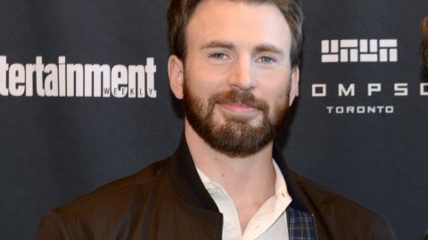 Chris Evans muestra su talento como músico, tocando en el piano un clásico de Prince