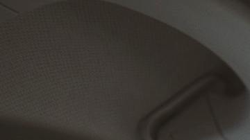 Foto de dos hombres dentro de un auto