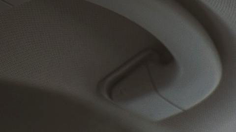 Foto de dos hombres dentro de un auto