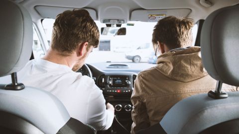 Foto de dos hombres dentro de un auto