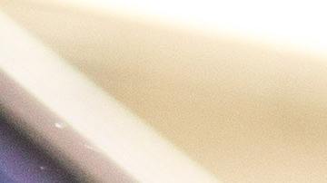 Foto de las manos de una persona sobre el volante de un auto