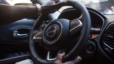 Foto de las manos de una persona sobre el volante de un auto