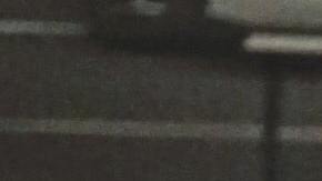 Foto de varias personas ondeando banderas de Estados Unidos