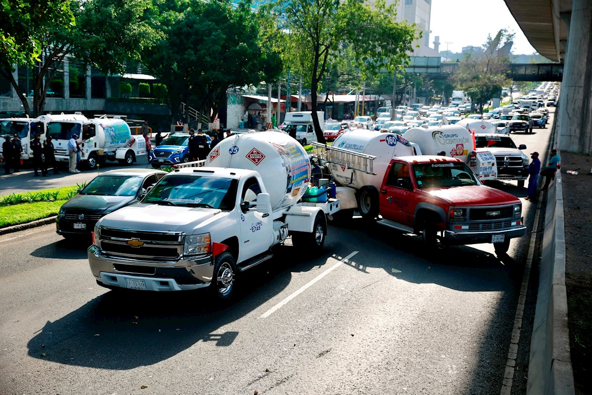 VIDEO: Protester sprays police officers with LP gas during gas station blockade in Mexico City