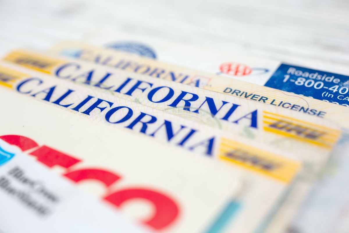 En Estados Unidos, las tarjetas de identificación y las licencias de conducir son documentos diferentes.