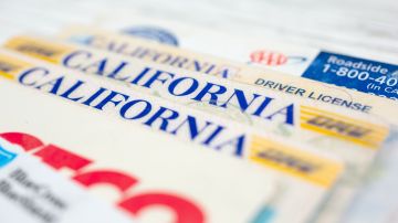 Foto de una pila de licencias y tarjetas de identificación de California