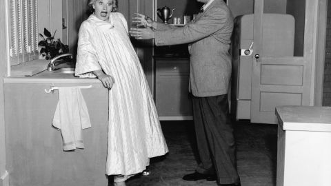 Lucille Ball y Desi Arnaz en el set del sitcom 'I Love Lucy'