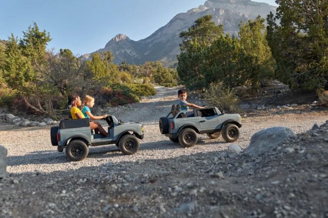Foto de varios niños jugando en un Bronco de juguete
