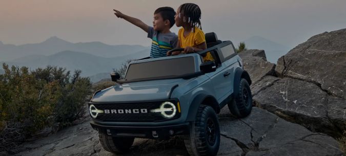 Foto de dos niños sobre el Bronco de Kid Trax