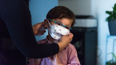 Christopher Manzo se siente ahora más cómodo usando una mascarilla después de meses de rechazarla.  (Heidi de Marco/KHN)