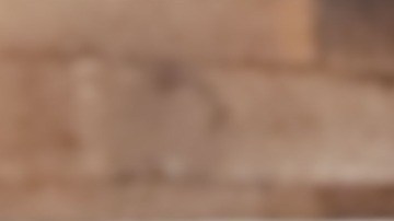 Foto de una laptop con un símbolo de aprobado