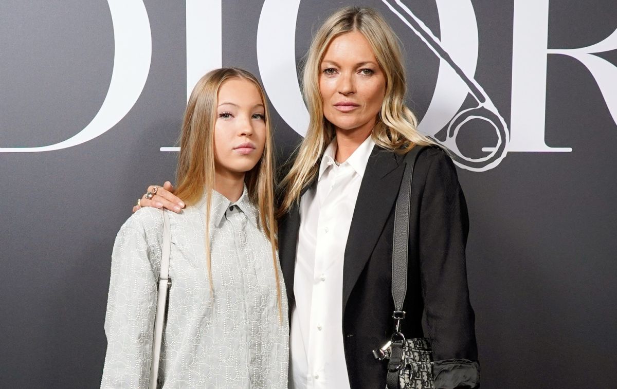 La hija de Kate Moss desfila por la pasarela con su bomba de insulina