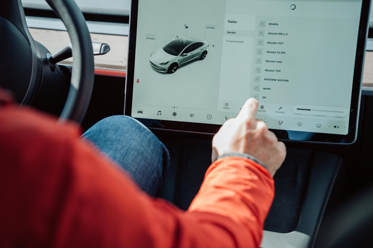 Tesla Full Self-Driving es un sistema de conducción semiautónoma de nivel 2, según la escala SAE.