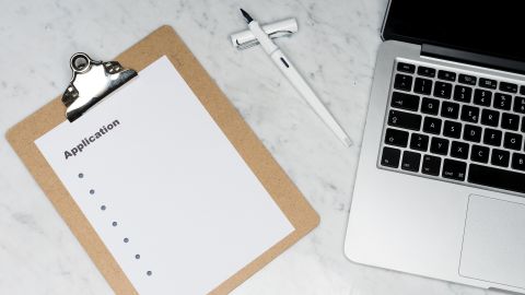 Foto de una laptop junto a una lista de cosas por hacer vacía