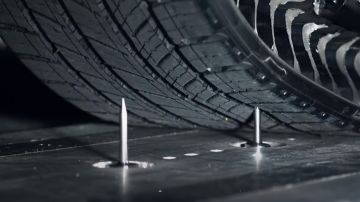 Foto del neumático UPTIS de Michelin siendo probado con clavos