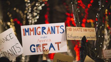 Foto de una protesta de inmigrantes con pancartas