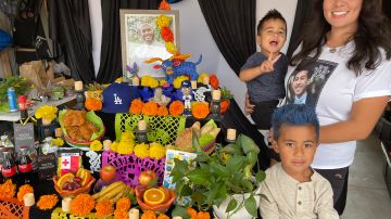 Illian Herrera-Fifita monta un altar para honrar la memoria de su esposo y su primo hermano que murieron con semanas de diferencia en el verano. (Cortesía PH)